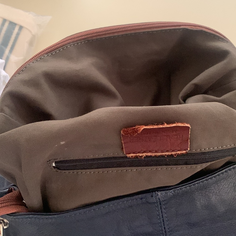 SOLDNavy leather tote bag, made in Italy, with burgundy i setts at sides, EUC - Picture 5 of 8